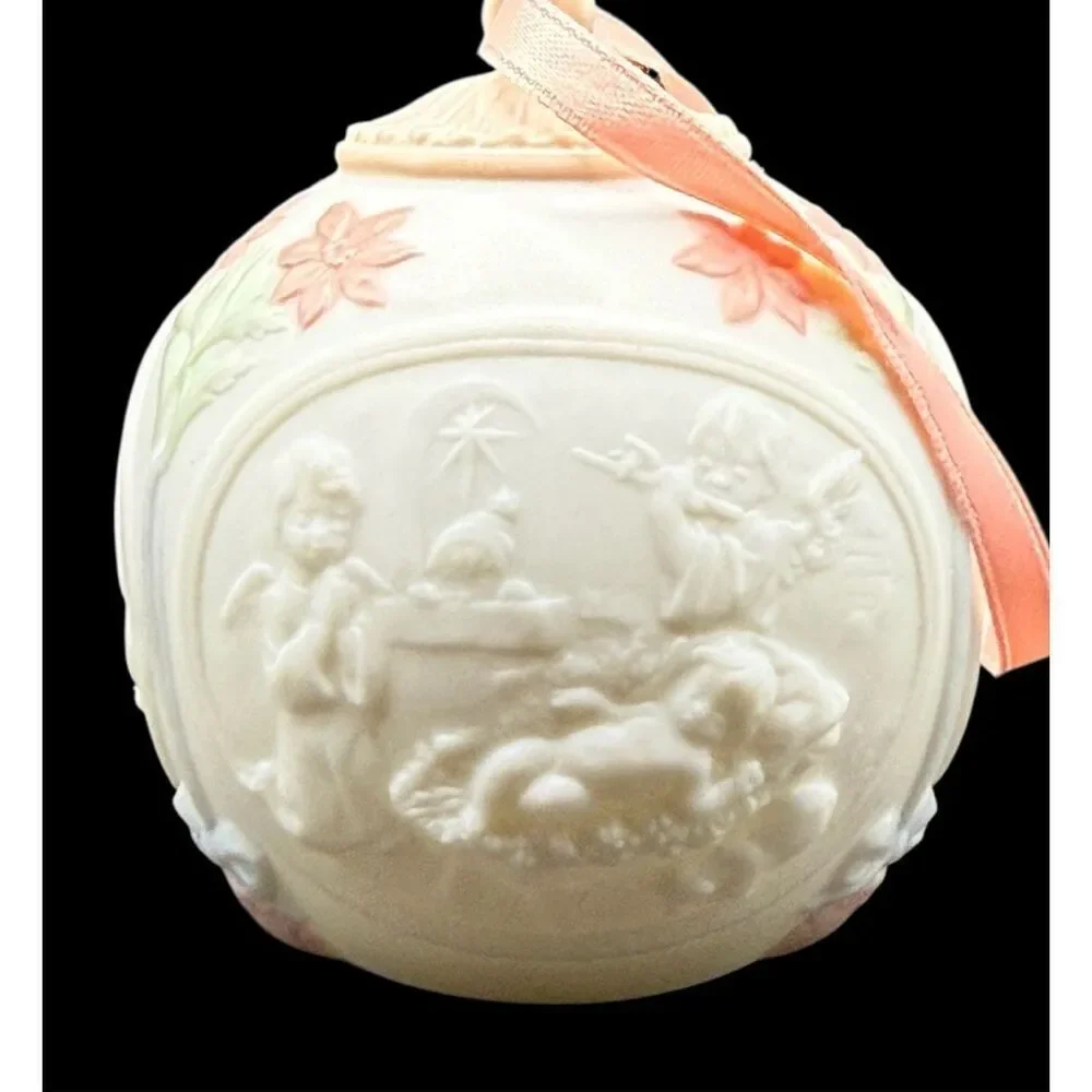 Lladró 1996 Annual Christmas Ball Porcelain Ornament .